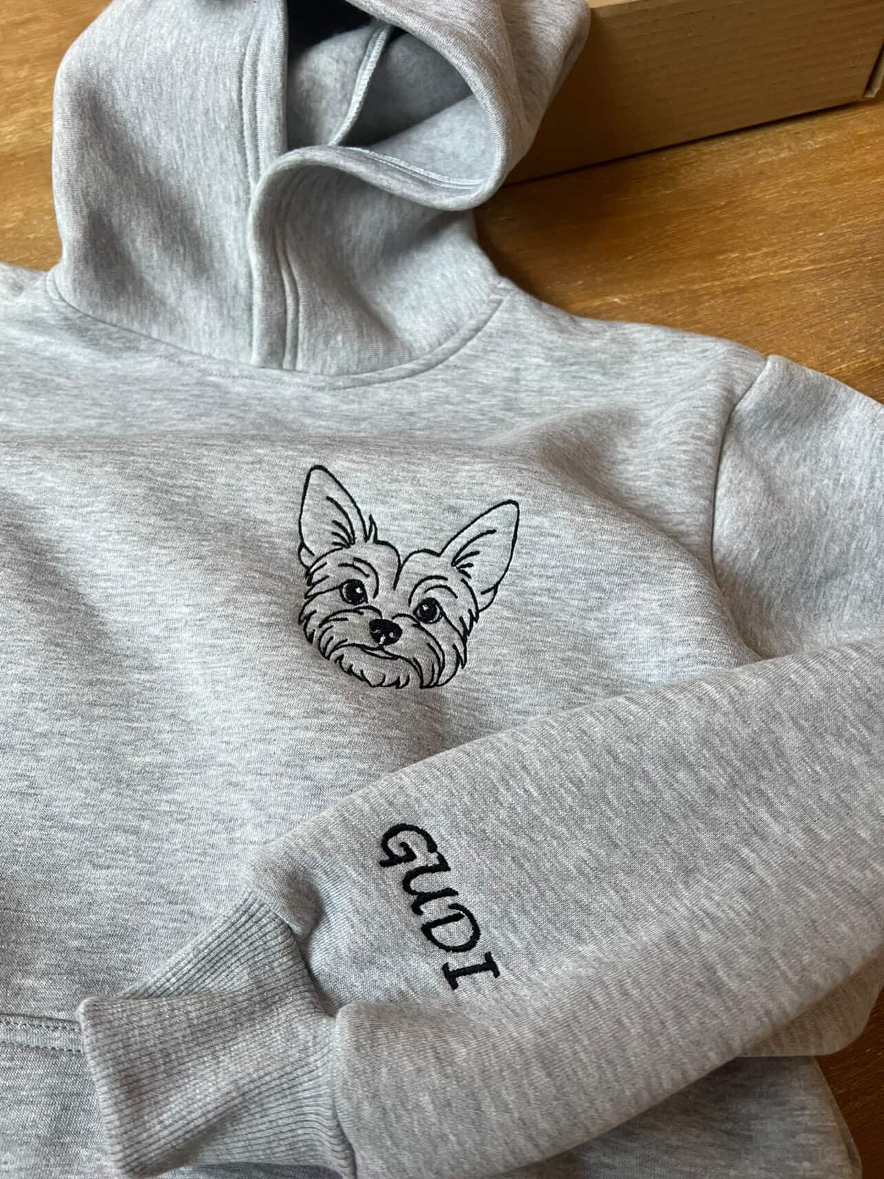 Персонализиран везен дуксер со Вашиот миленик - One-line Art (Контури)