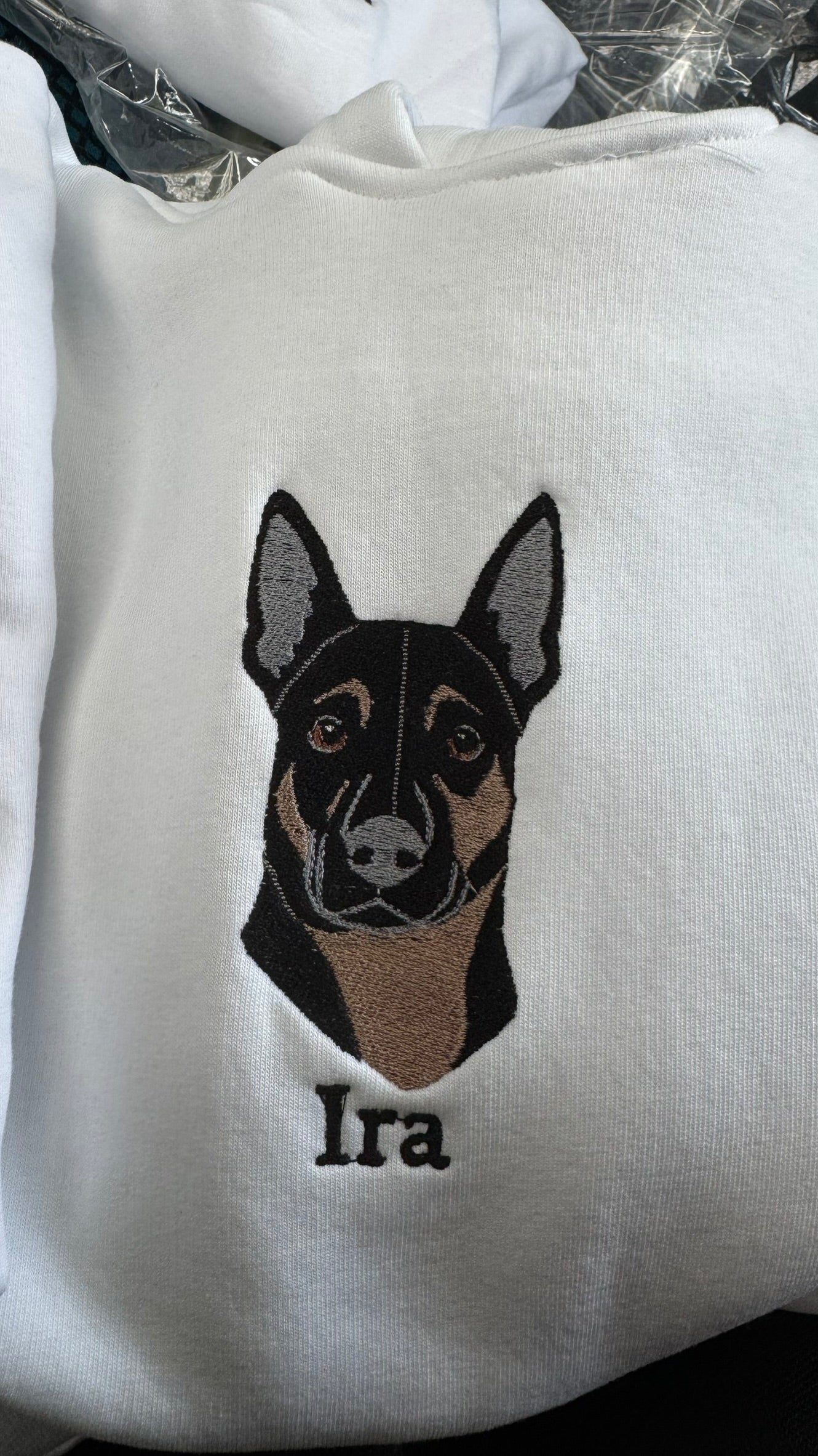 Персонализирана везена маица со ликот на Вашиот миленик – во боја и со полн вез