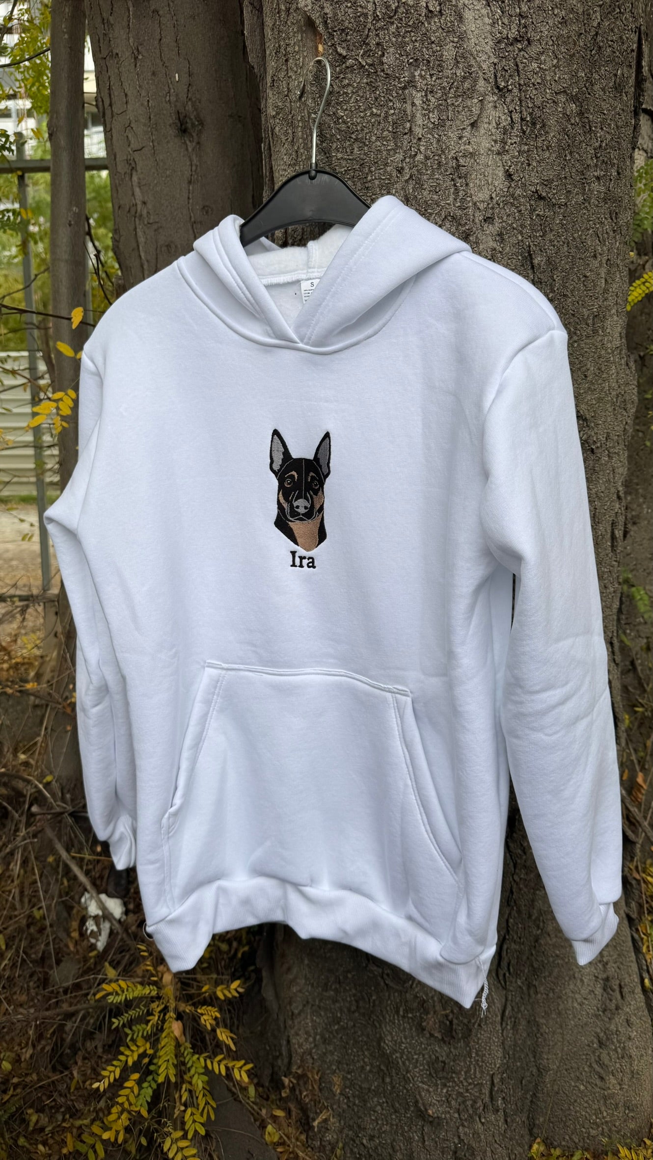 Персонализиран везен дуксер со Вашиот миленик - Лик во боја и име на  ракав (Полн Вез )