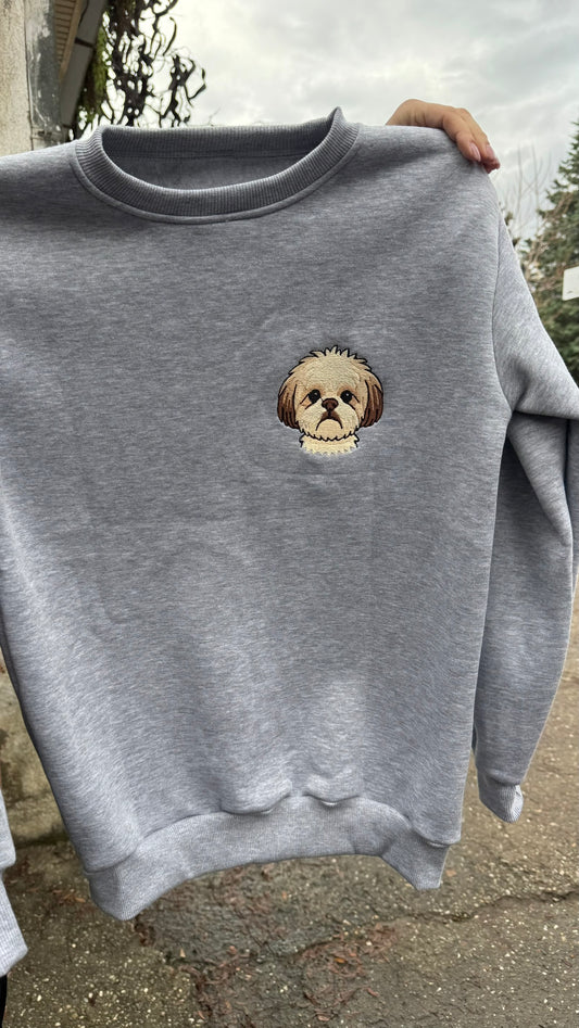 Персонализиран везен блузон со Вашиот миленик - Лик во боја и име на  ракав (Полн Вез )