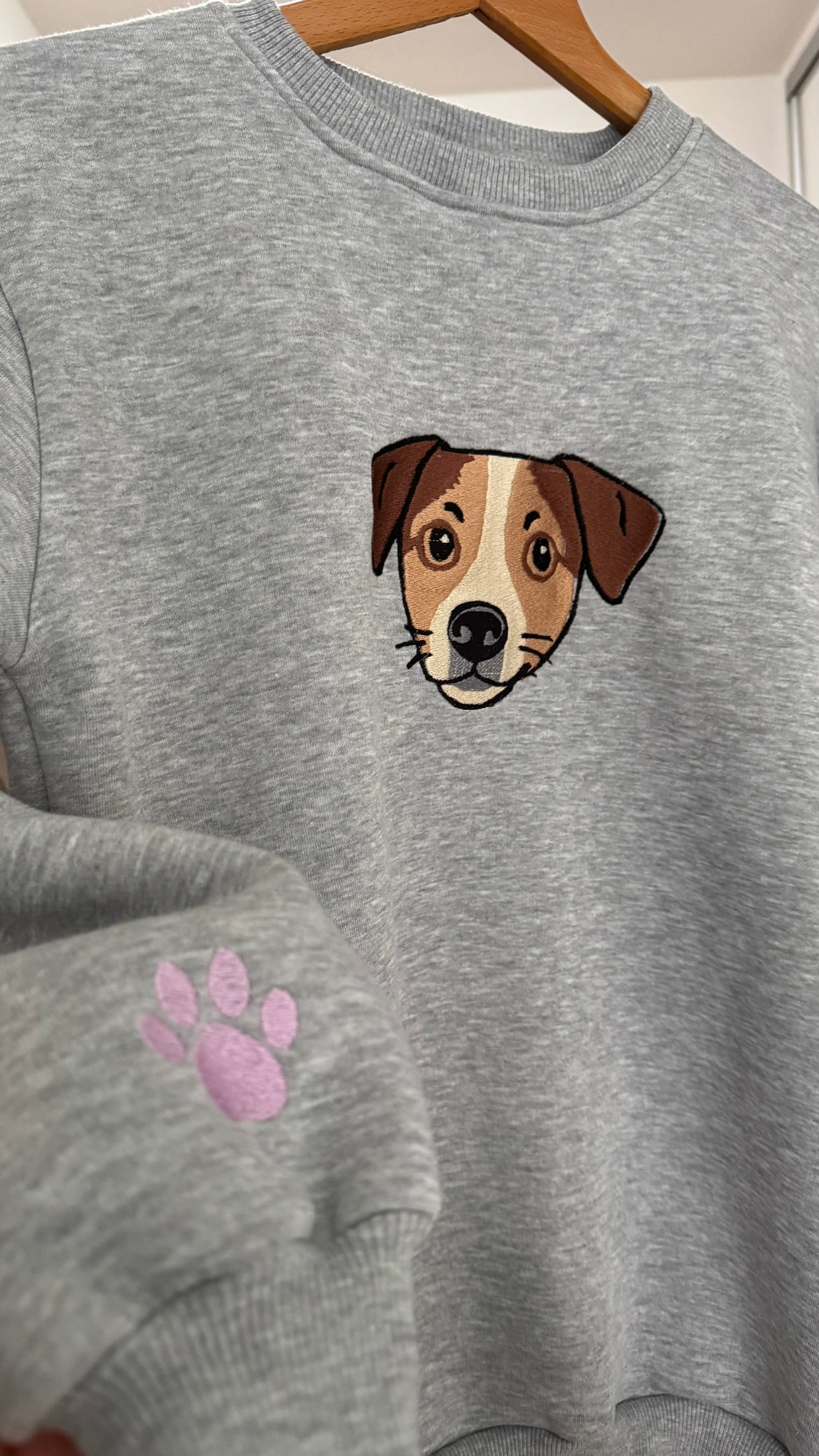 Персонализиран везен блузон со Вашиот миленик - Лик во боја и име на  ракав (Полн Вез )