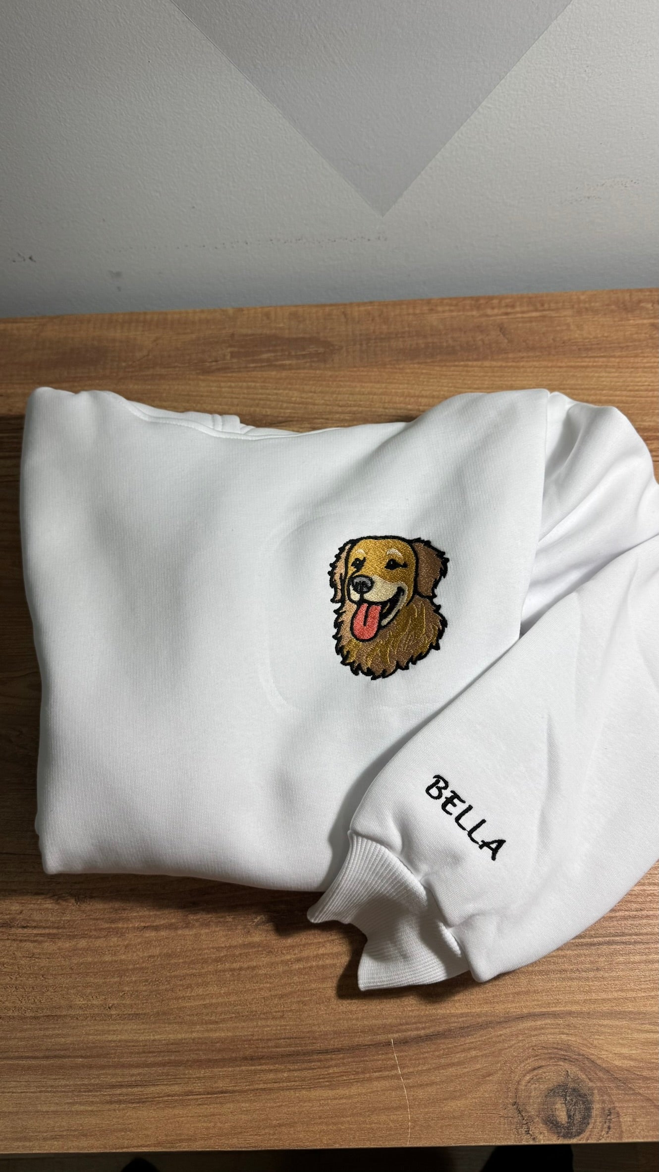 Персонализиран везен дуксер со Вашиот миленик - Лик во боја и име на  ракав (Полн Вез )