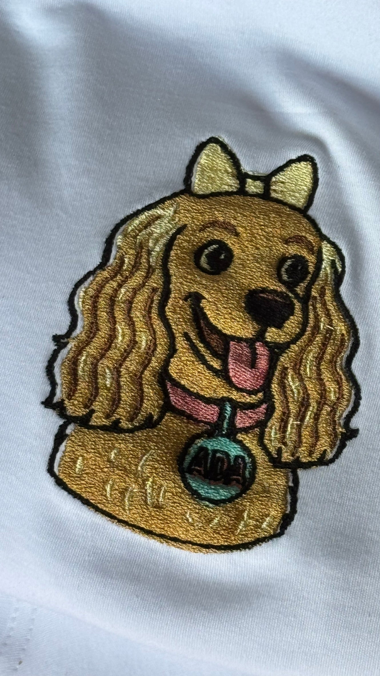 Персонализиран везен блузон со Вашиот миленик - Лик во боја и име на  ракав (Полн Вез )