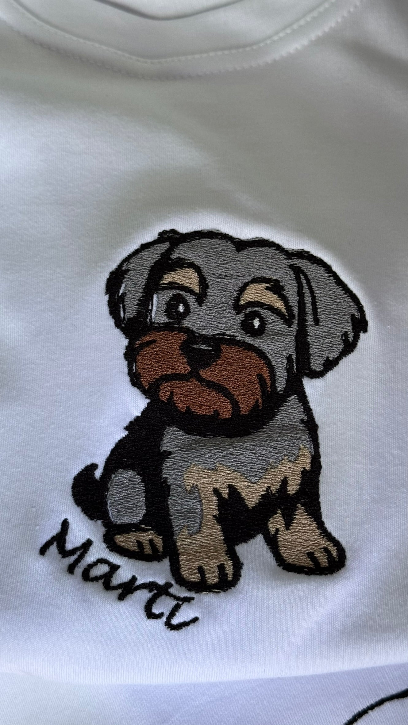 Персонализирана везена маица со ликот на Вашиот миленик – во боја и со полн вез