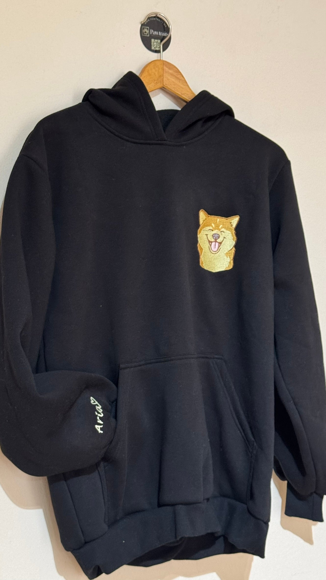 Персонализиран везен дуксер со Вашиот миленик - Лик во боја и име на  ракав (Полн Вез )