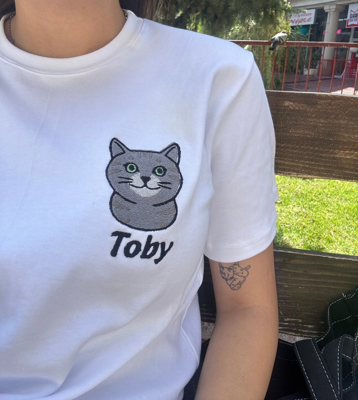 Персонализирана везена маица со ликот на Вашиот миленик – во боја и со полн вез