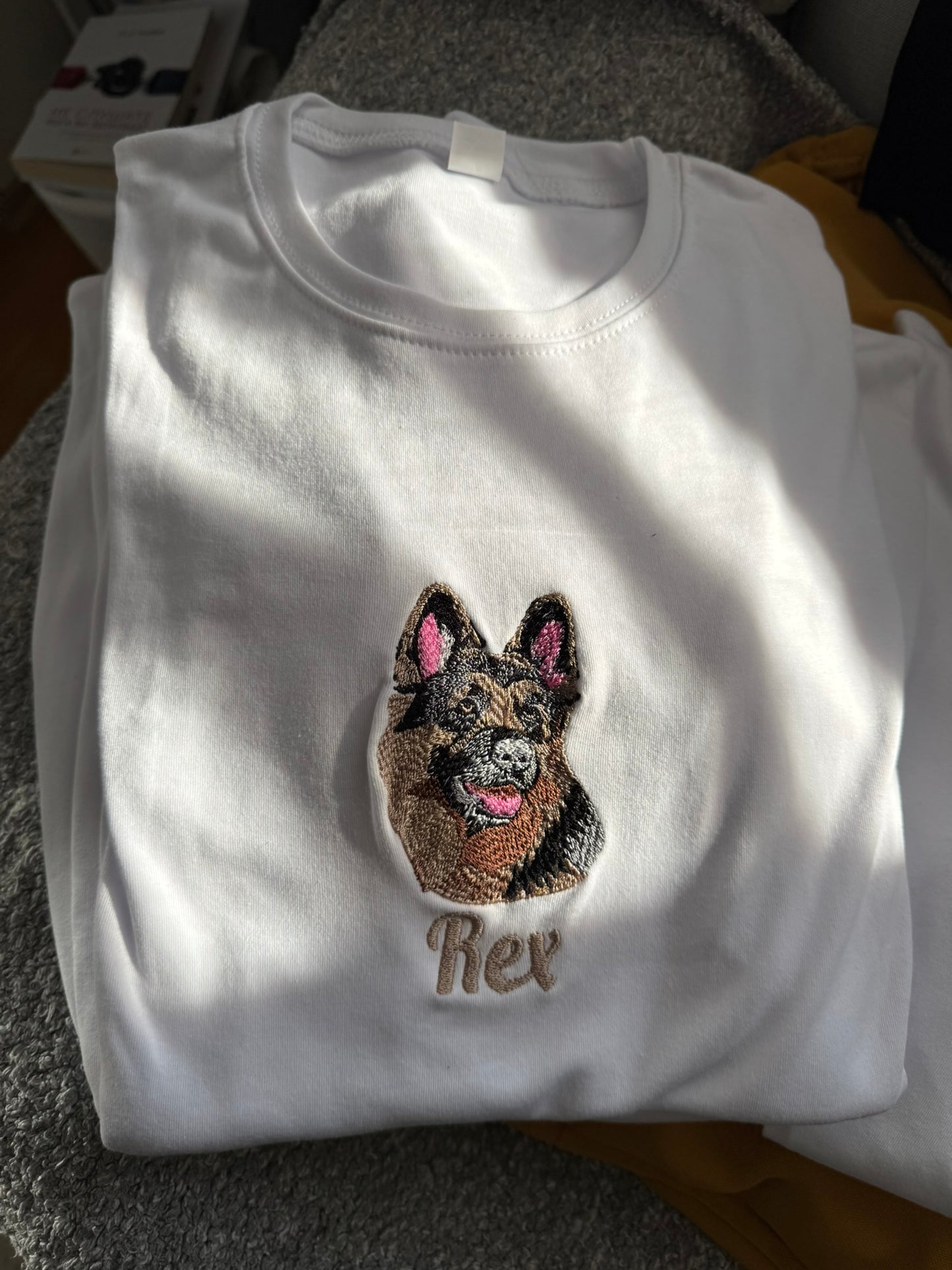 Персонализирана везена маица со ликот на Вашиот миленик – во боја и со полн вез